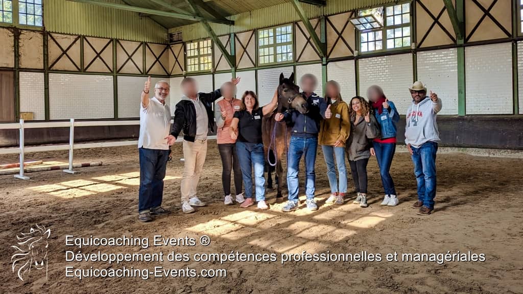 Fin de séminaire Equicoaching Events : les participants souriant avec un cheval, symbolisant la réussite et la cohésion retrouvée